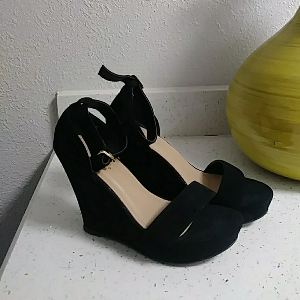Black Wedge Top Moda